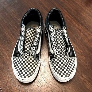 LIKE NEW BOYS VANS SZ 1 / Unisex ? Blk/Gray/White. Worn in House a couple X’s.